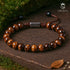 Stilvolles Tigerauge-Armband im naturverbundenen Look – präsentiert auf Holz und Moos